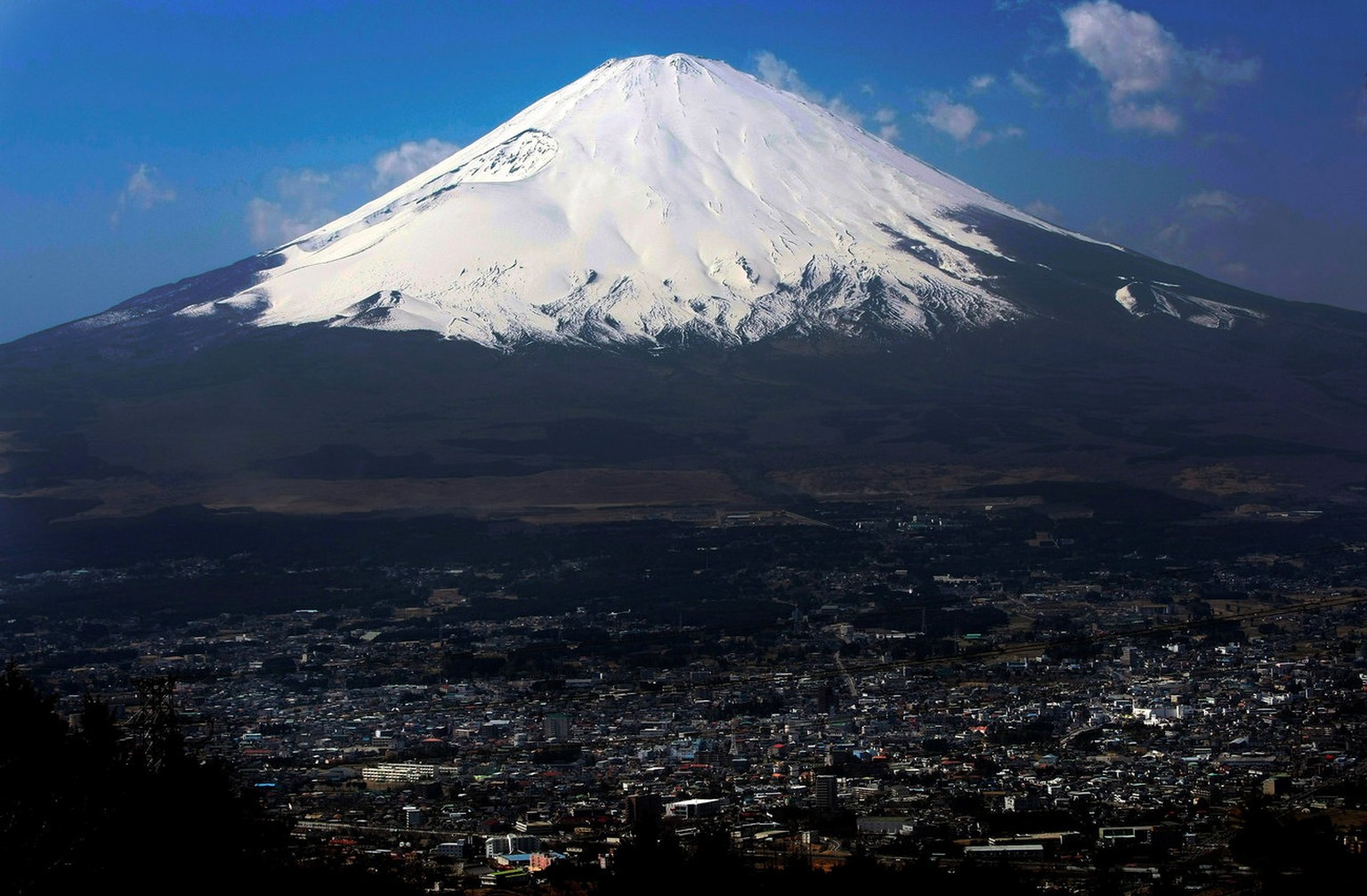 Der Fuji von einer Aussichtsplattform westlich von Tokio.