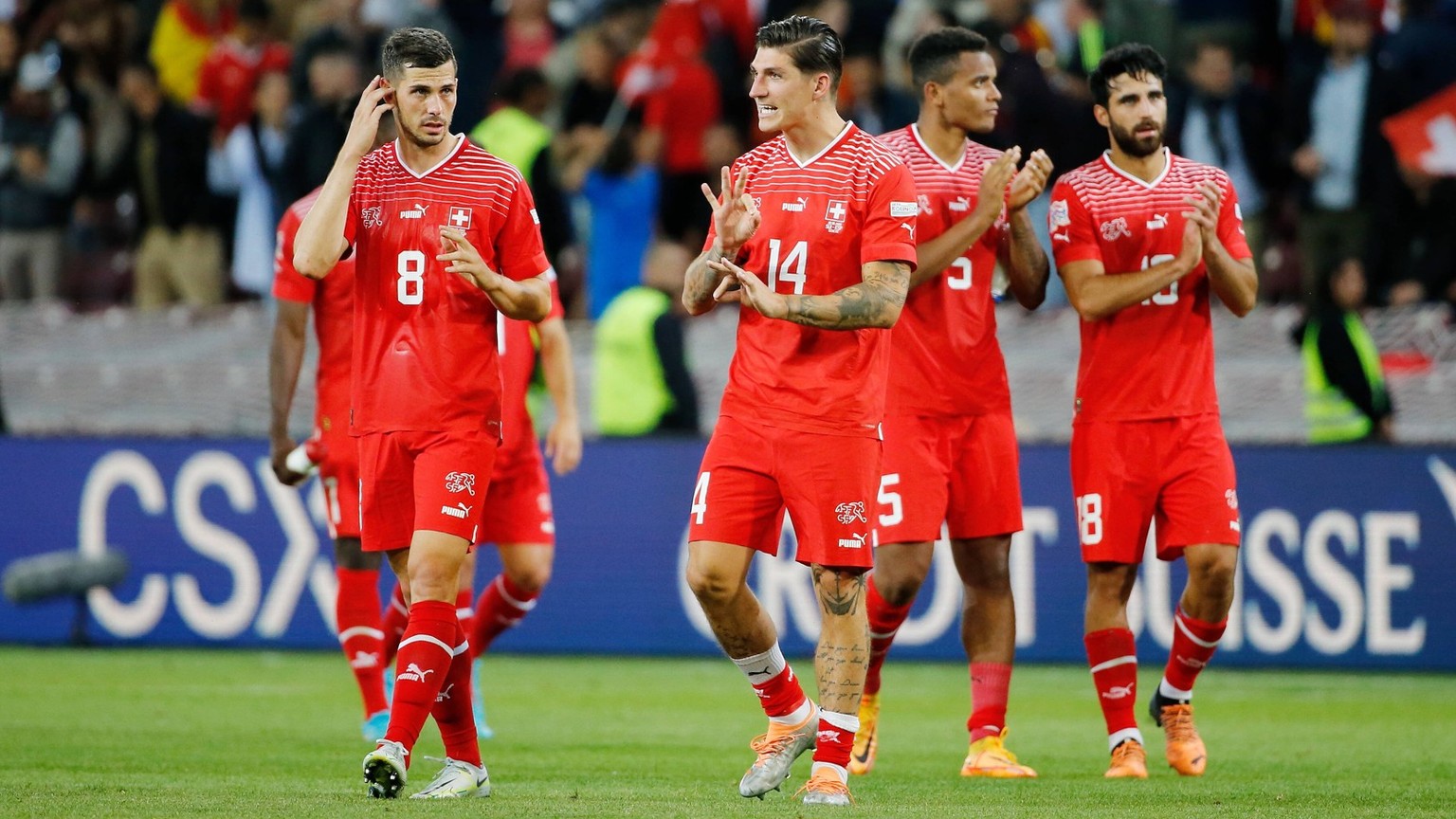 IMAGO / Geisser

Foto Manuel Geisser 09.06.2022 Genf , SCHWEIZ , Stade de Geneve Herren Fussball Nations League Schweiz - Spanien Remo Freuler - Steven Zuber (Schweiz) *** Photo Manuel Geisser 09 06 2 ...