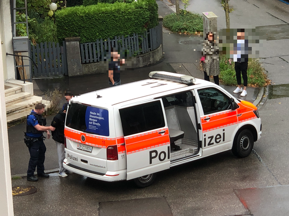Hier verhaftet die Polizei den Tatverdächtigen.