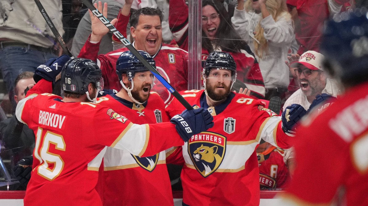 NHL, Eishockey Herren, USA Stanley Cup Final-Edmonton Oilers at Florida Panthers Jun 24, 2024 Sunrise, Florida, USA Florida Panthers forward Sam Reinhart 13 celebrates scoring during the second period ...