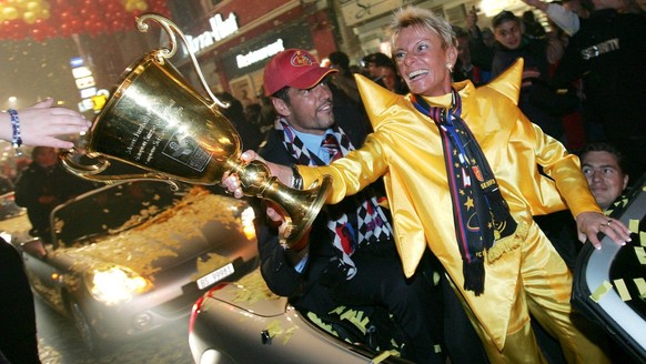 Gigi Oeri, rechts, Vizepraesidentin des FC Basel, und Pascal Zuberbuehler lassen sich am Samstag, 23. Mai 2004, auf der Fahrt zum Barfuesserplatz von den Fans feiern. (KEYSTONE/Markus Stuecklin)