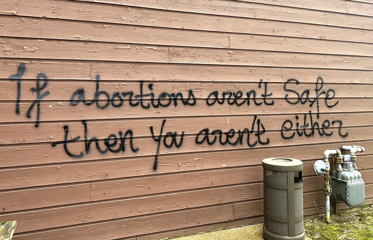 A Madison (Wisconsin), un graffiti indiquant: «si les avortements ne sont pas sûrs, vous ne l'êtes pas non plus»