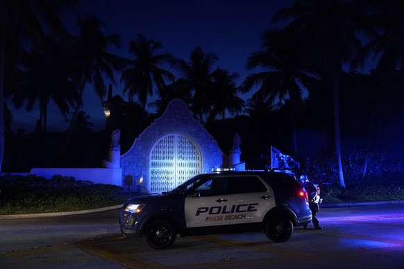 FILE - Police stand outside an entrance to former President Donald Trump&#039;s Mar-a-Lago estate, Monday, Aug. 8, 2022, in Palm Beach, Fla. The FBI search of Trump