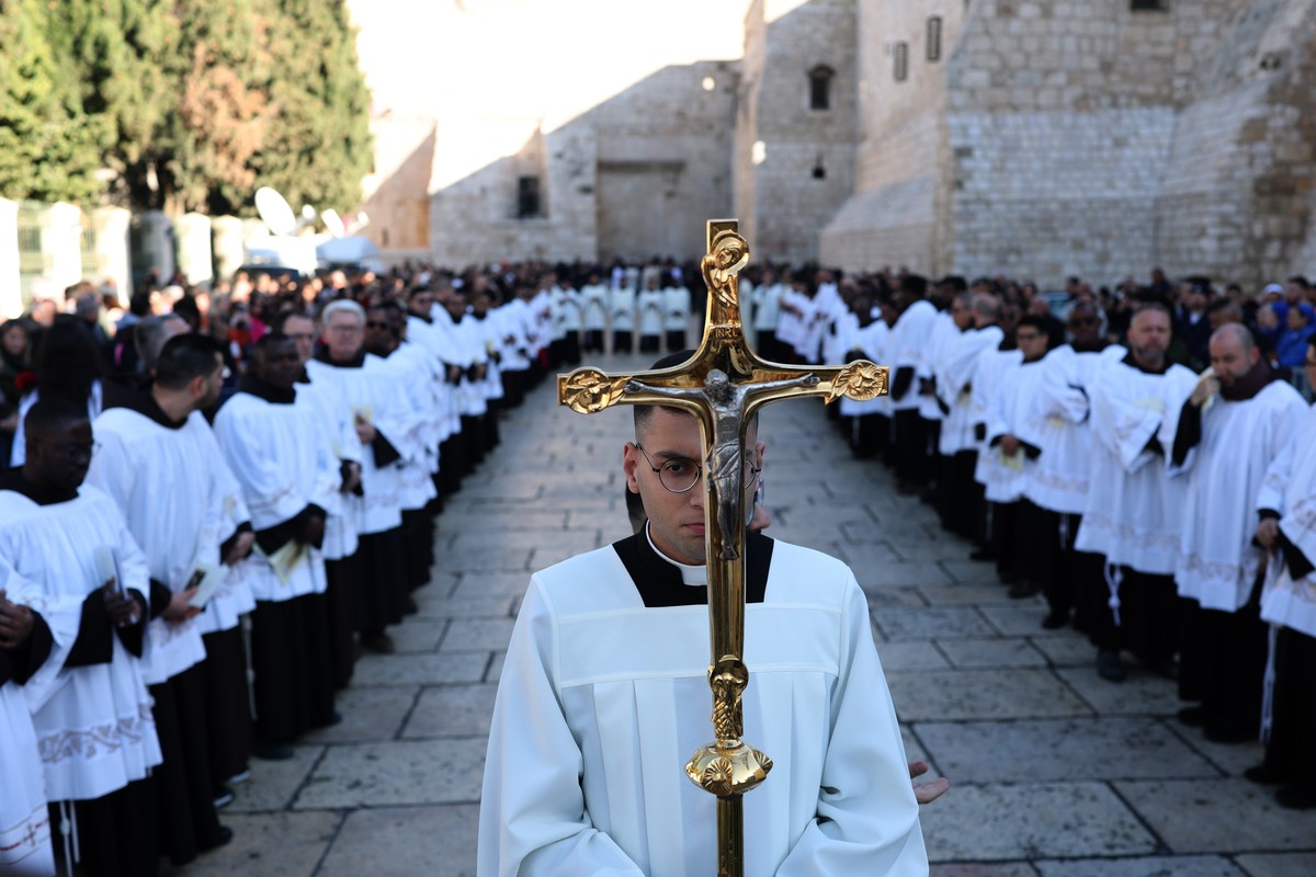 epa12610958 Clergymen take part in a Christmas Eve procession in Manger Square leading to the Church of the Nativity during Christmas celebrations in the West Bank city of Bethlehem, 24 December 2025. ...