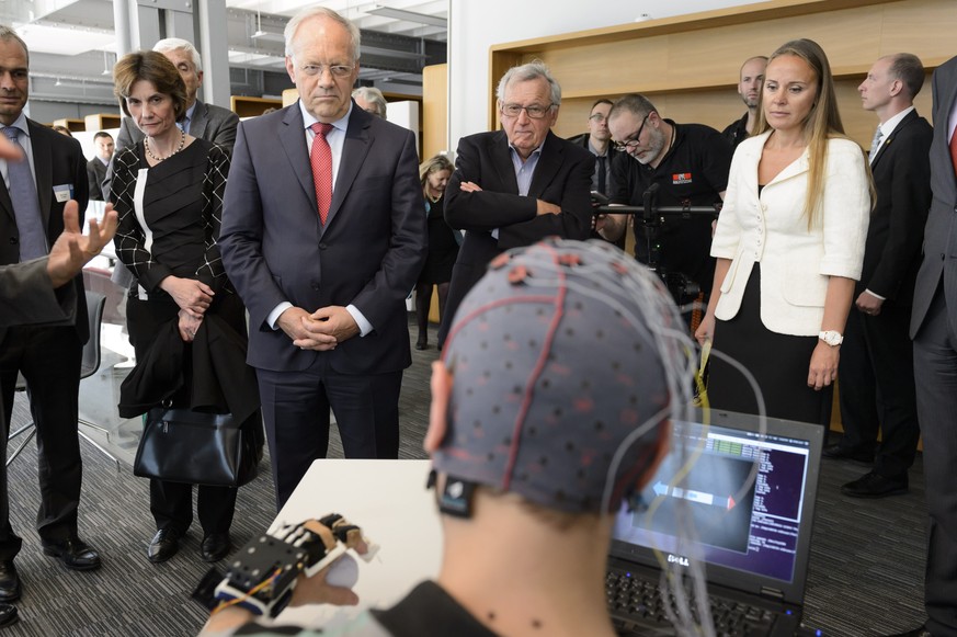 Johann Schneider-Ammann an einer Demonstration einer Neuroprothese in Genf.