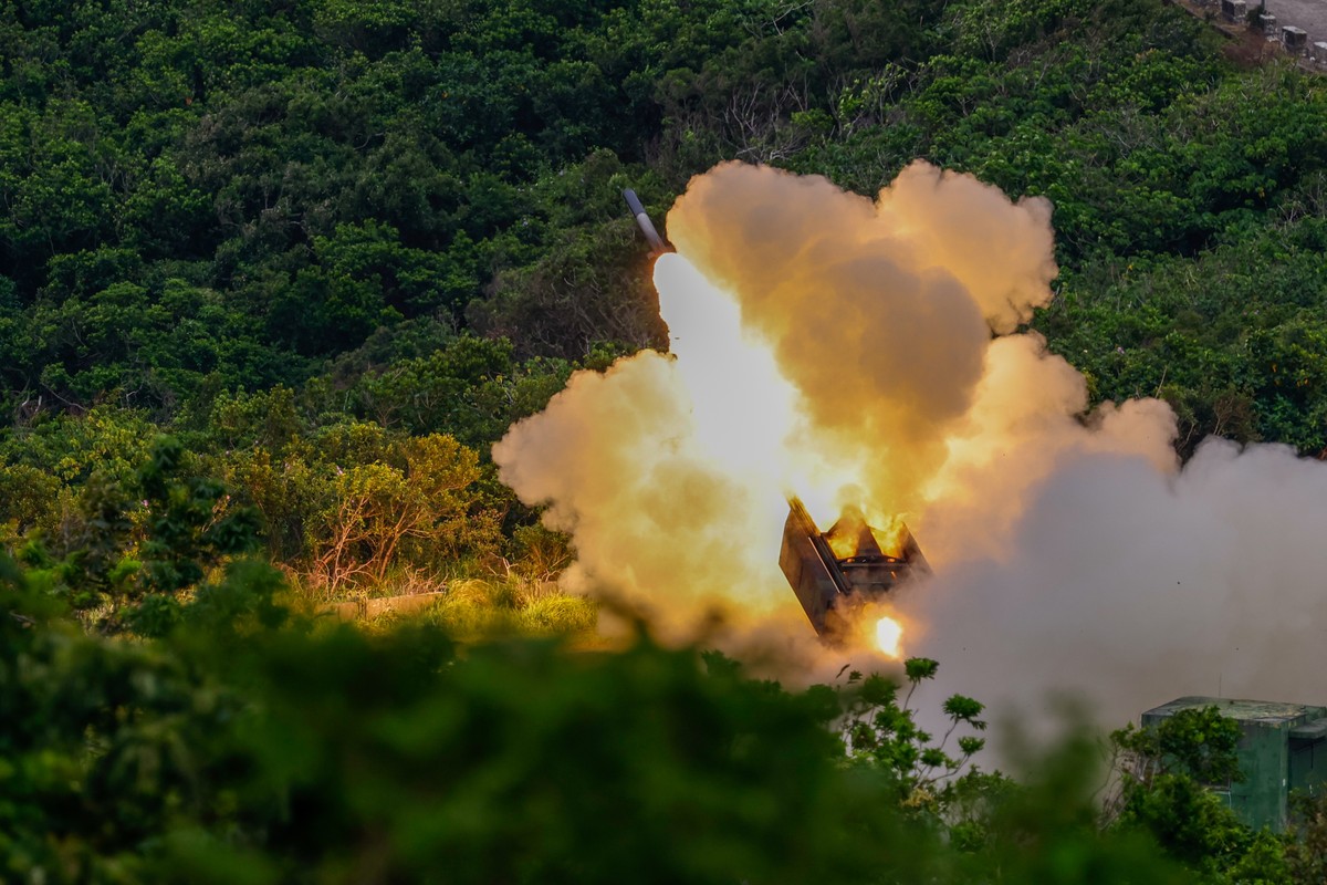 epa12093275 A missile is fired from a High Mobility Artillery Rocket System (HIMARS) of Taiwan's military during a drill in Pingtung, Taiwan, 12 May 2025. The Taiwan Ministry of Defense conducted ...