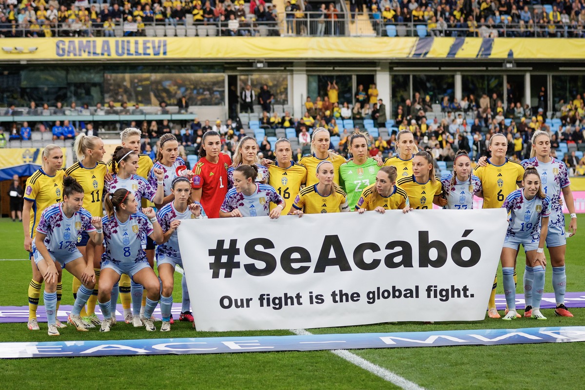 epa10877001 The Swedish team lines up before the UEFA Women's Nations League soccer match between Sweden and Spain at Gamla Ullevi in Gothenburg, Sweden, 22 September 2023. EPA/Adam Ihse SWEDEN O ...