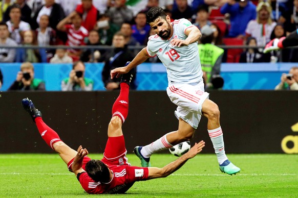 epa06825740 Morteza Pouraliganji (L) of Iran in action against Diego Costa (R) of Spain during the FIFA World Cup 2018 group B preliminary round soccer match between Iran and Spain in Kazan, Russia, 2 ...