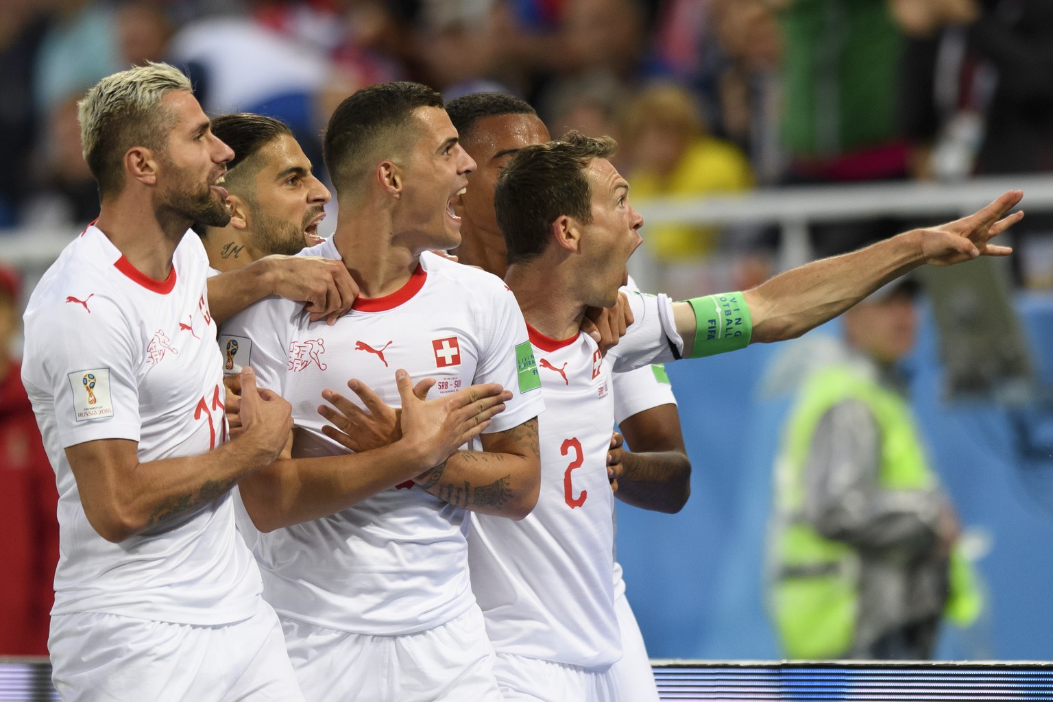 ARCHIVBILD ZUM RUECKTRITT VON STEPHAN LICHTSTEINER --- Switzerland&#039;s midfielder Granit Xhaka, center, celebrates after scoring a goal with team mates Switzerland&#039;s midfielder Valon Behrami,  ...