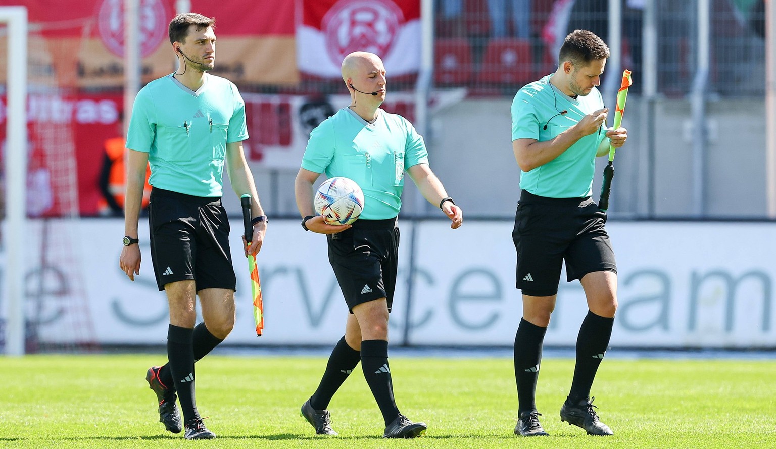 Zwickau, 23.04.2023, GGZ-Arena, Fußball, Männer, Saison 2022 / 2023, 3. Liga, 33. Spieltag , FSV Zwickau - Rot-Weiss Essen Spielabbruch 45. Minute 1:1 , Im Bild: Schiedsrichterassistent Felix Grund, S ...