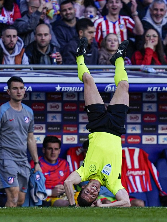 Sport Bilder des Tages Fußball, RCD Espanyol Barcelona - Atletico Madrid, Linienrichter stolpert und überschlägt sich ESP: RCD Espanyol - Atletico de Madrid. La Liga EA Sports. Date 29 Linesman refere ...