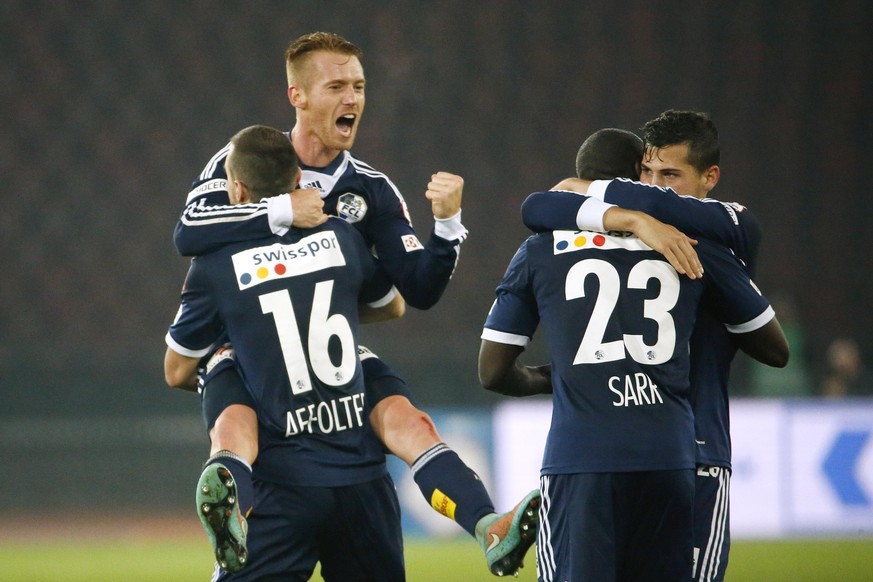 Die Spieler des FC Luzern feiern den ersten Sieg der Saison.