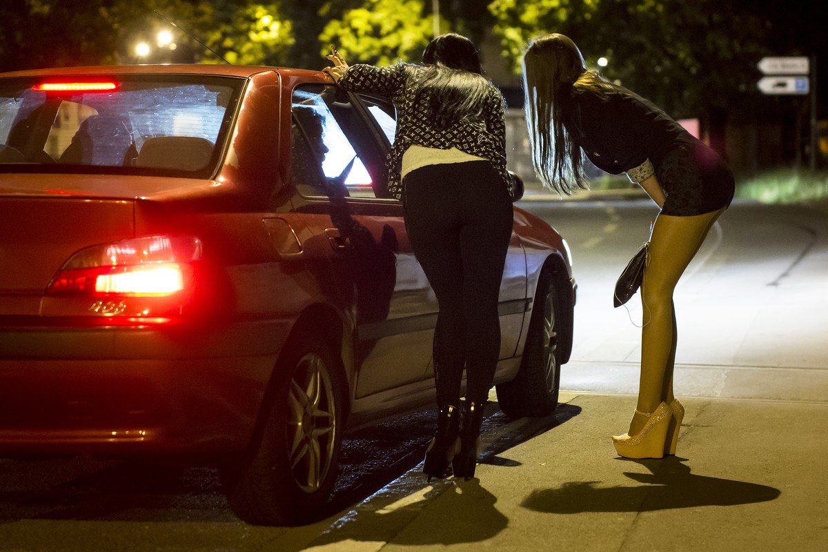 Prostituierte verhandeln in Lausanne mit einem Freier.