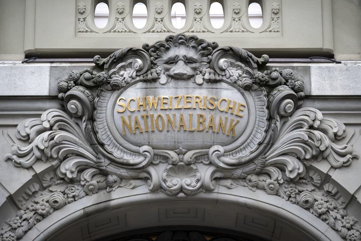 epa11028223 The facade of the Swiss National Bank SNB at the Federal Square (Bundesplatz) prior to an end-of-year press conference of Swiss National Bank (SNB BNS), in Bern, Switzerland, 14 December 2 ...