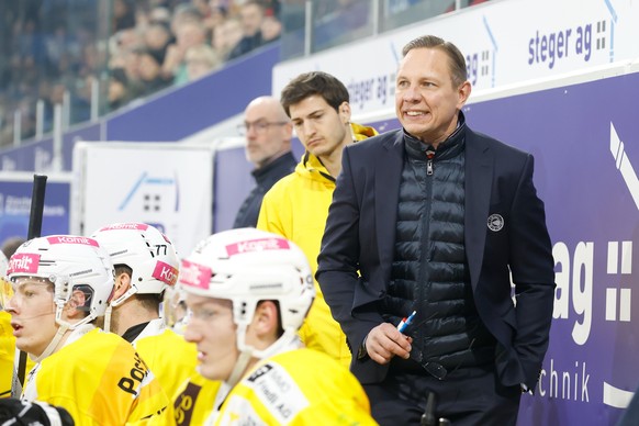 SC Bern Cheftrainer Jussi Tapola waehrend dem Eishockey-Meisterschaftsspiel der National League zwischen den Teams EHC Kloten und SC Bern am Samstag , 23. Dezember 2023, in Kloten. (Keystone/Manuel Ge ...