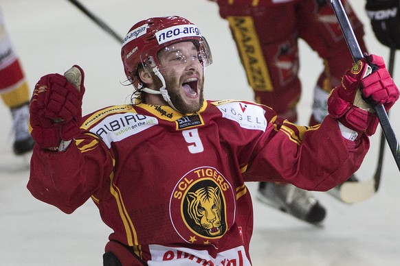 Tigers Lukas Haas, jubelt, waehrend dem Playout - Final Spiel 4 der NLA, zwischen den SCL Tigers und dem EHC Biel, am Samstag, 26. Maerz 2016, in der Ilfishalle in Langnau. (KEYSTONE/Marcel Bieri)