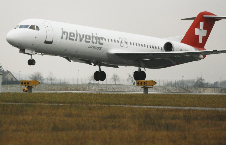 ARCHIV --- ZUR ERWEITERUNG DER FLUGZEUGFLOTTE BEI HELVETIC AIRWAYS STELLEN WIR IHNEN FOLGENDES BILD ZUR VERFUEGUNG --- Eine Maschine der Helvetic Airways landet auf dem Flughafen Zuerich Kloten am Don ...