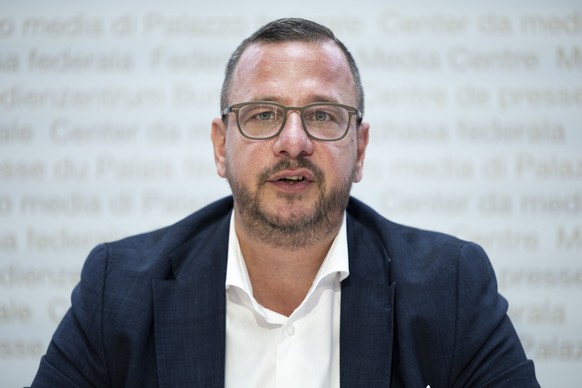 Philipp Matthias Bregy, Nationalrat Mitte-VS und Parteipraesident Mitte, spricht waehrend einer Medienkonferenz anlaesslich der Lancierung des Referendums gegen den indirekten Gegenvorschlag des Parla ...