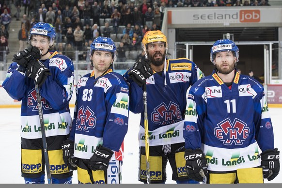 Biels Cedric Haechler, Biels Mauro Dufner, Biels Robbie Earl, Biels Jacob Micflikier, reagieren nach der Niederlage (1-3), im vierten Eishockey Playoff-Viertelfinalspiel der National League A zwischen ...