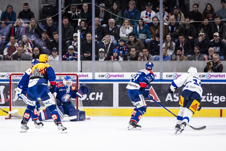 Niklas Hansson (EVZ), rechts, schiesst das Tor zum 0:1 gegen Torhueter Simon Hrubec (ZSC), 3. links, im ersten Eishockey Playoff Halbfinalspiel der National League zwischen den ZSC Lions und dem EV Zu ...