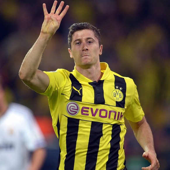 epa03675931 Dortmund&#039;s Robert Lewandowski celebrates after scoring 4-1 during the UEFA Champions League semi final first leg soccer match between Borussia Dortmund and Real Madrid at BVB stadium  ...