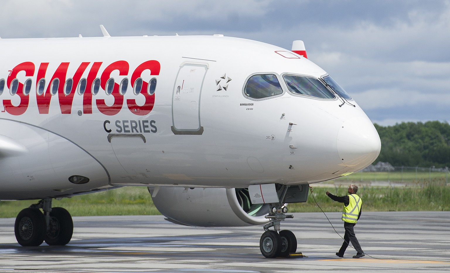 ARCHIVBILD ZUR JACDEC-STUDIE DER SICHERSTEN AIRLINES DER WELT 2016 - A ground crew operator detaches a cable from a Bombardier C Series 100 aircraft prior to a demonstration flight in Mirabel, Quebec, ...