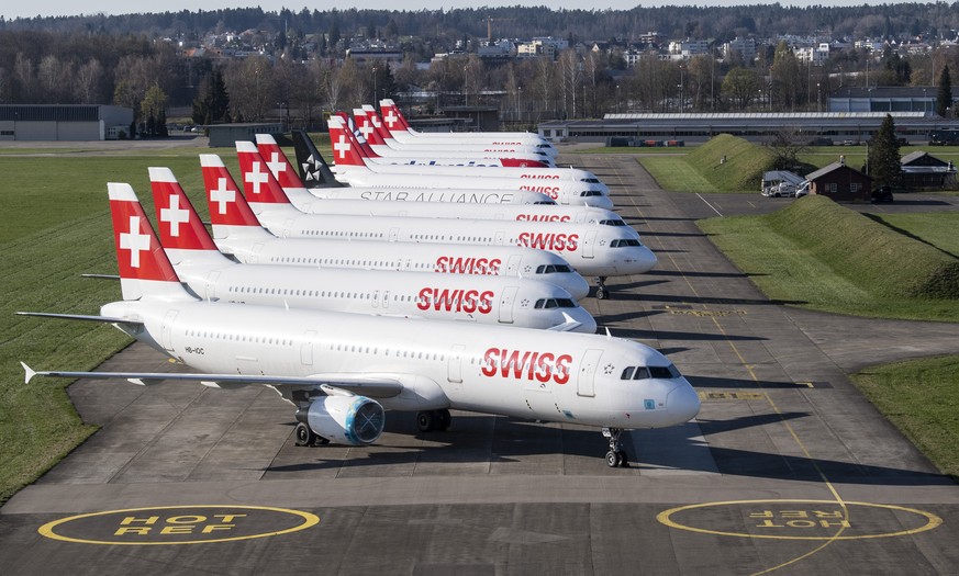 ARCHIVBILD ZUR MELDUNG, DASS DER BUNDESRAT SCHWEIZER AIRLINES MIT 1,3 MILLIARDEN FRANKEN HELFEN WILL - Parked planes of the airline Swiss at the airport in Duebendorf, Switzerland on Monday, 23 March  ...