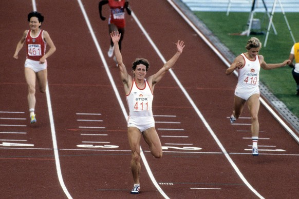 Jarmila Kratochvilova Mitte - Weltmeisterin �ber 400m bei der WM 1983 in Helsinki vor Tatana Kocembova beide CSSR, re. und Marija Kultschunowa Pinigina Sowjetunion