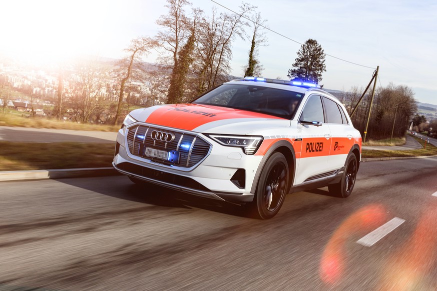 Die Kantonspolizei Zürich startet im Februar 2020 eine Testphase mit einem vollelektrischen, allradbetriebenen Patrouillenfahrzeug mit Komplettausrüstung für den Einsatz auch auf Autobahnen. Typ: Audi ...
