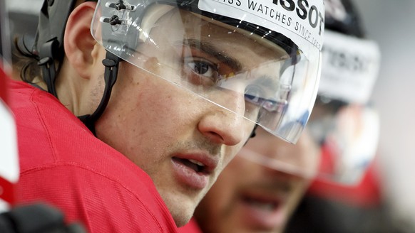 ARCHIVBILD - NINO NIEDERREITER UNTERSCHREIBT FUENFJAHRESVERTRAG BEI MINNESOTA WILD - Switzerland&#039;s Nino Niederreiter looks on his teammates from the bench, during a training session of the IIHF 2 ...