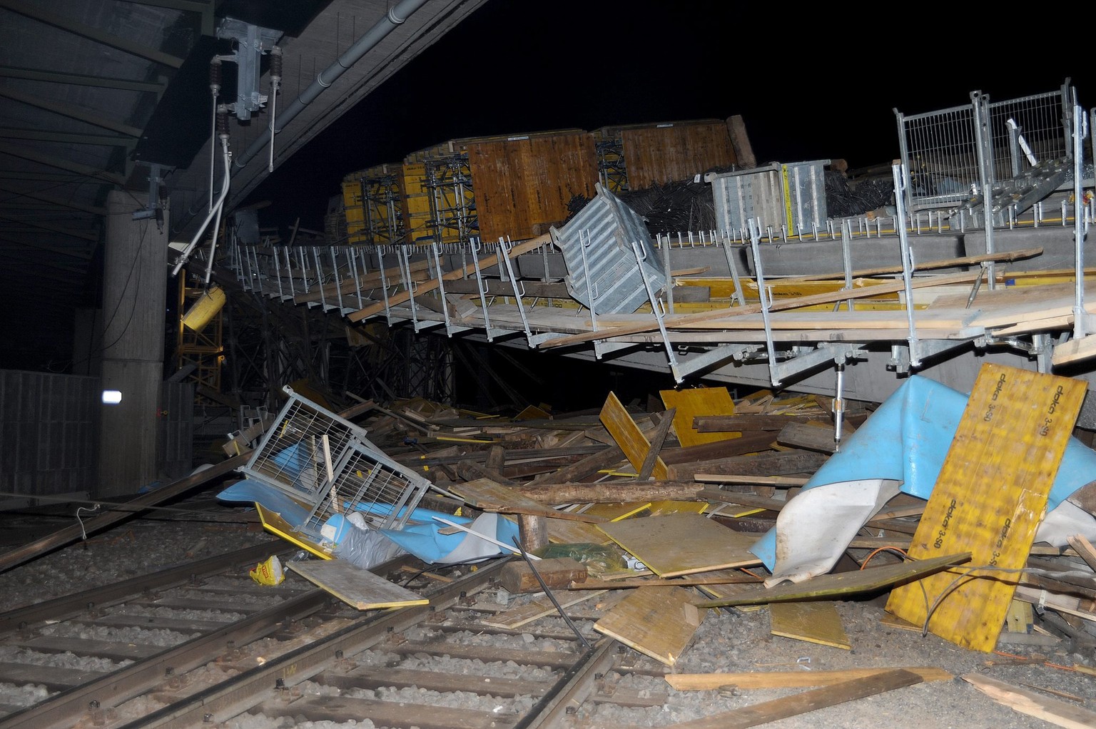 Die halbfertige Autobrücke krachte auf die Geleise und legt den lokalen Zugverkehr lahm.