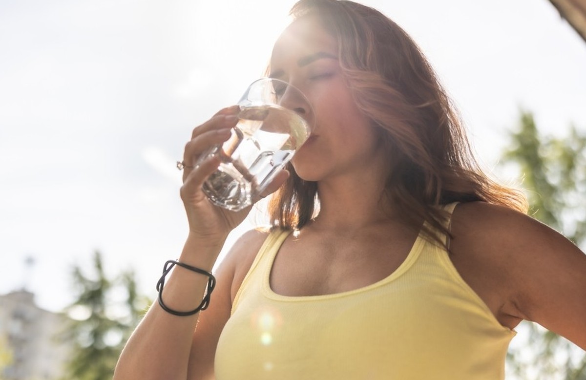 Trinkwasser in Uster wieder frei von Verunreinigung: Frau trinkt.