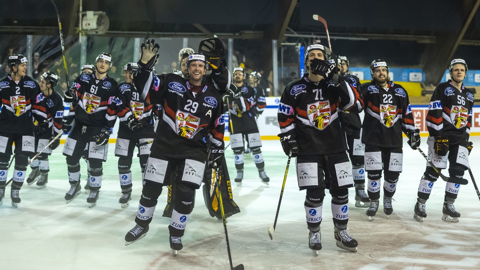 Ajoies Spieler jubeln nach dem Sieg im Swiss Ice Hockey Cup Halbfinale zwischen dem HC Ajoie und dem EHC Biel-Bienne in der Patiniore du Voyeboeuf in Porrentruy am Sonntag, 15. Dezember 2019. (KEYSTON ...