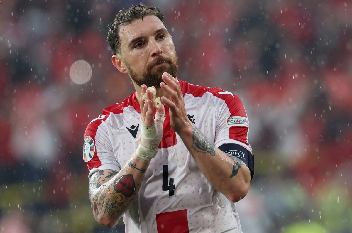 epa11420648 Guram Kashia of Georgia reacts after losing the UEFA EURO 2024 group F soccer match between Turkey and Georgia, in Dortmund, Germany, 18 June 2024. EPA/CHRISTOPHER NEUNDORF