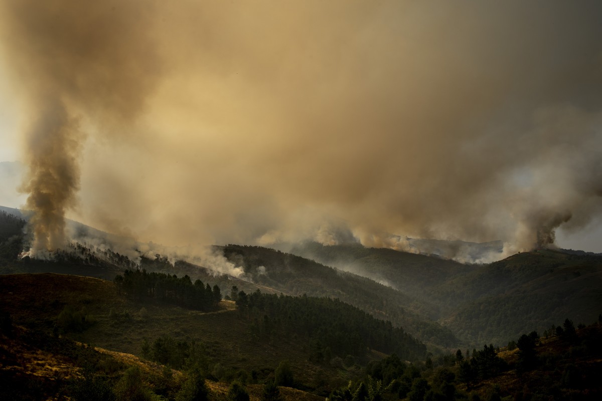 KEYPIX - epa12292313 Smoke rises from a fire that broke out late the previous day in the surroundings of Maceda in Galicia, northwestern Spain, 10 August 2025. The fire ignited at five or six points a ...