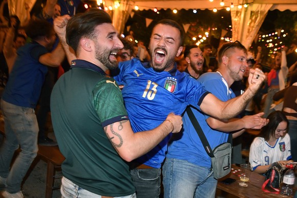 epa09339298 Italian fans living in Switzerland celebrate the victory after Italy beat England to win the UEFA EURO 2020 soccer championships, in Zurich, Switzerland, 11 July 2021. EPA/WALTER BIERI