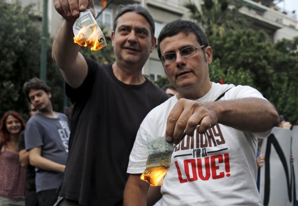 Aus Protest Euros verbrannt: Demonstranten in Athen.