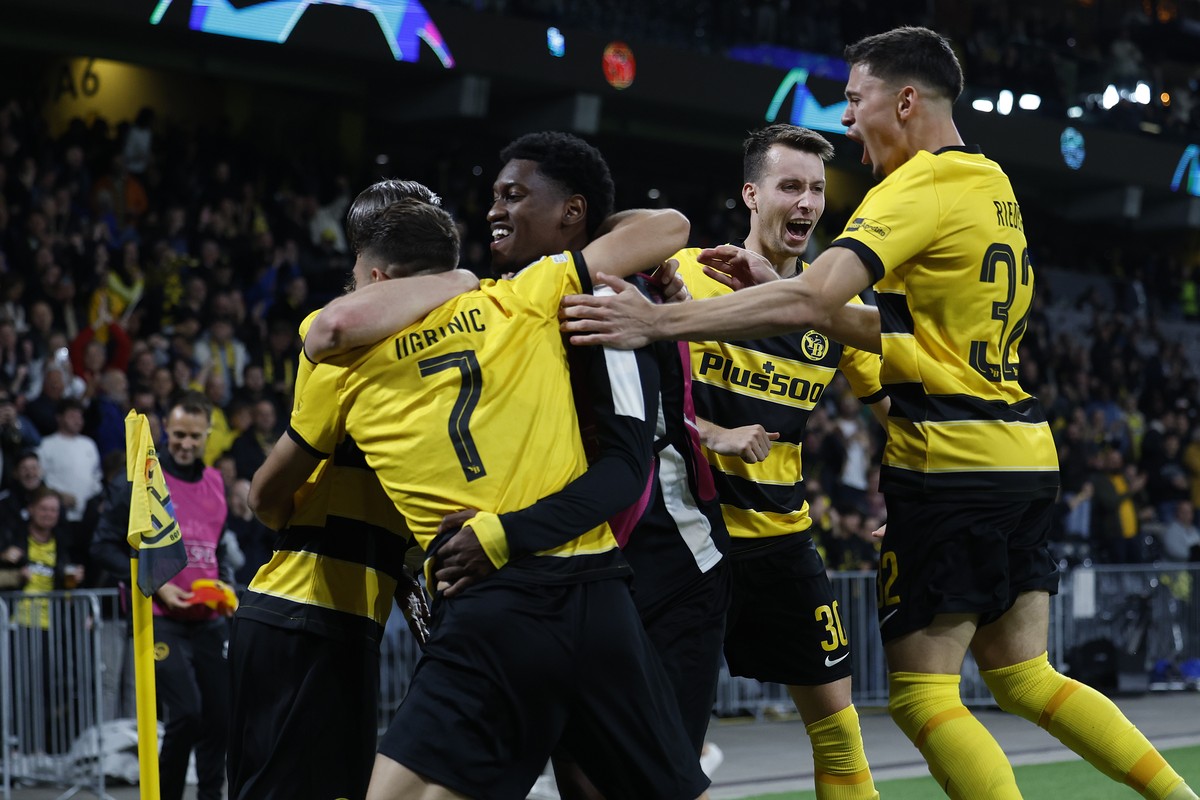 YB's Filip Ugrinic, front left, celebrates with teammates Cedric Itten, hidden, Joel Monteiro, Sandro Lauper and Fabian Rieder, from left, after scoring his side's third goal during the UEFA ...