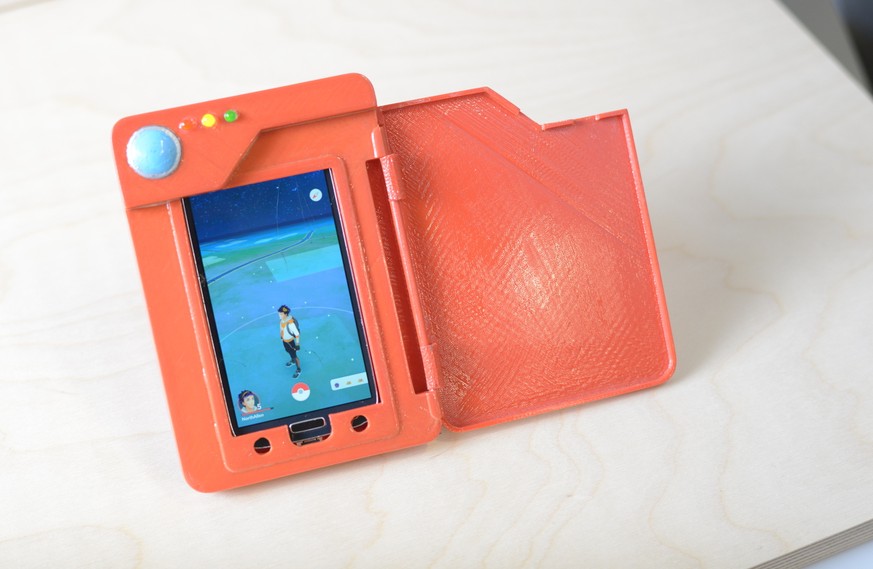 Ein Typ hat gebastelt, was wir alle wollen: Eine Pokédex-Handy-Hülle für höhere Akkulaufzeiten