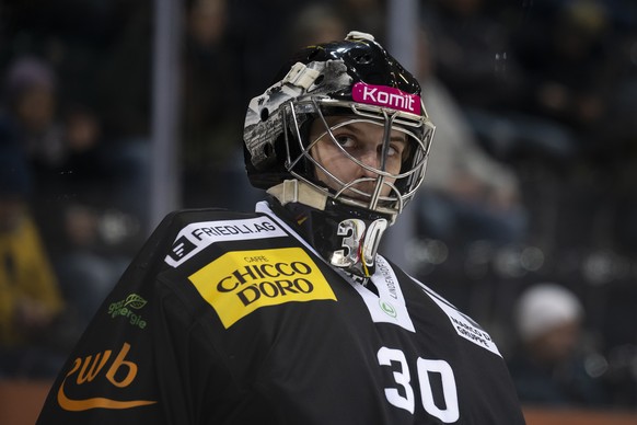 Berns Torhueter Philip Wuethrich reagiert beim Eishockey Meisterschaftsspiel der National League zwischen dem SC Bern und den SCL Tigers, am Donnerstag, 1. Dezember 2022, in der PostFinance Arena in B ...