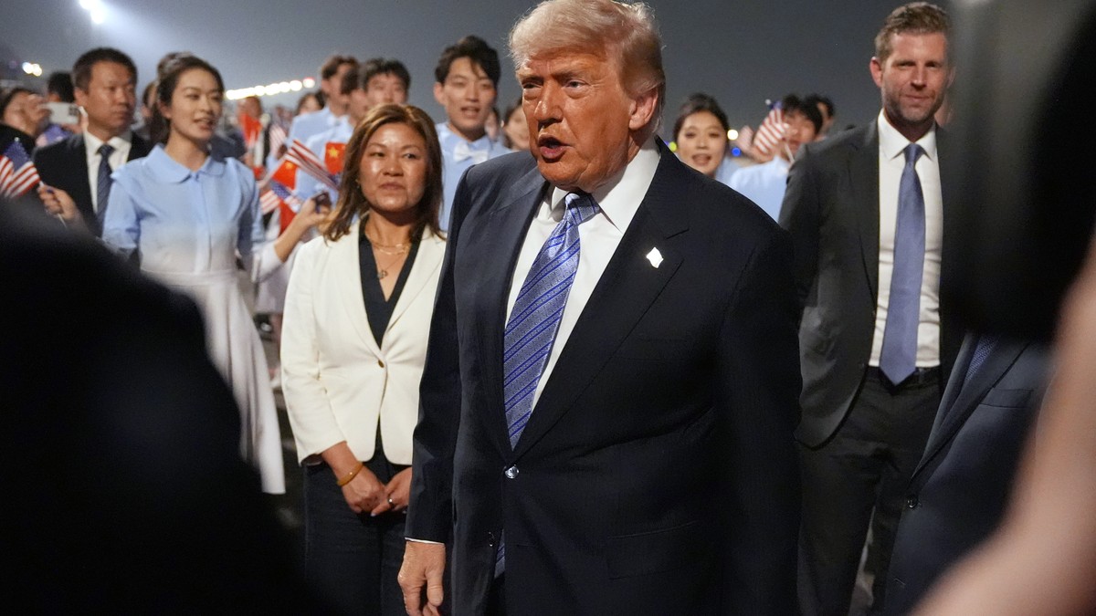 Empfang im Fähnchenmeer: Donald Trump ist in China gelandet