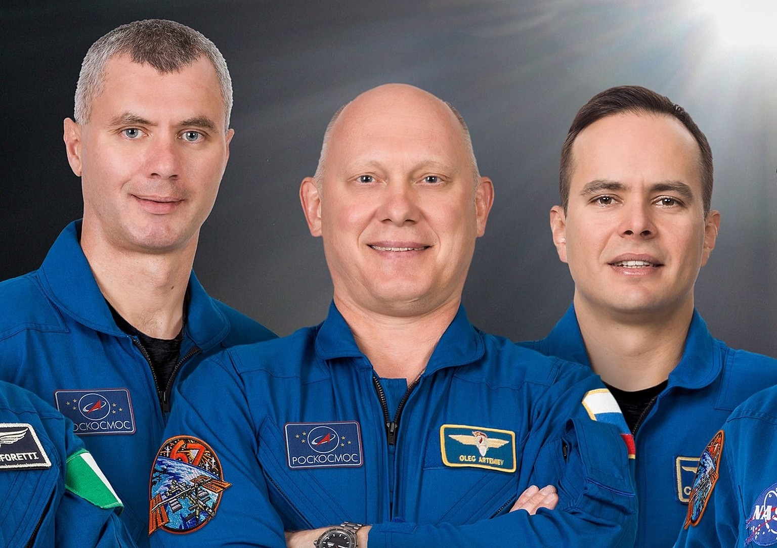 Die russischen ISS-Kosmonauten Denis Matwejew, Oleg Artemjew und Sergei Korsakow.
https://de.wikipedia.org/wiki/Sojus_MS-21#/media/Datei:Soyuz_MS-21_crew_portrait.jpg