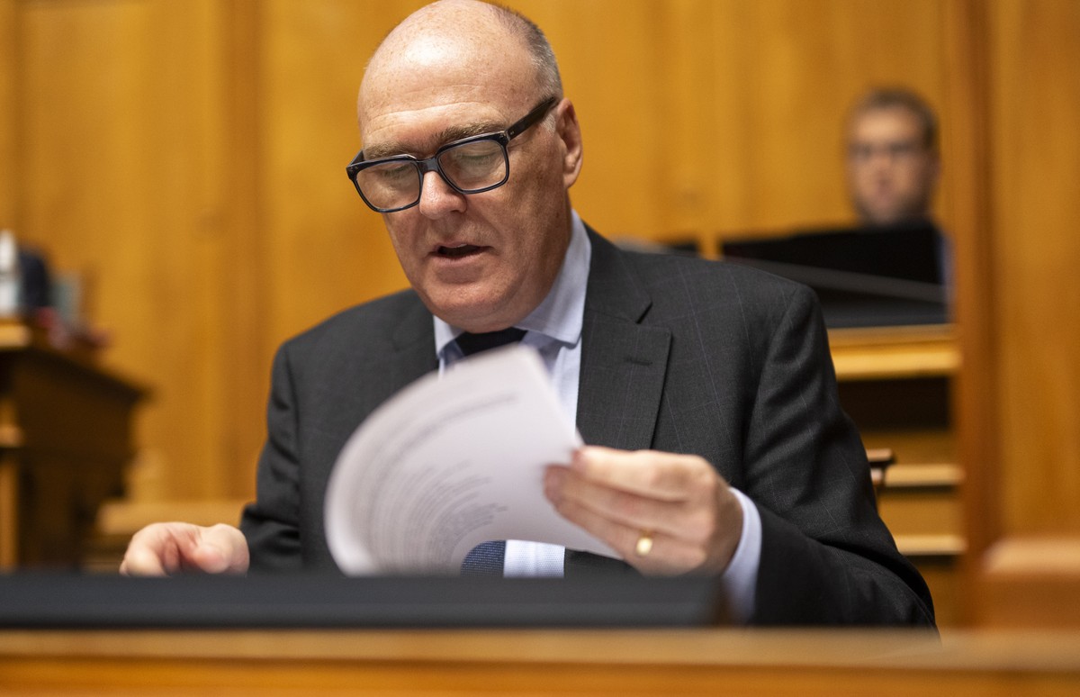 Bundesrat Martin Pfister, schaut sich seine Unterlagen an, waehrend der Debatte "26.054 Bundesbeschluss ueber die Unterstuetzung der Kandidatur, Vorbereitung und Durchfuehrung der Olympischen und ...