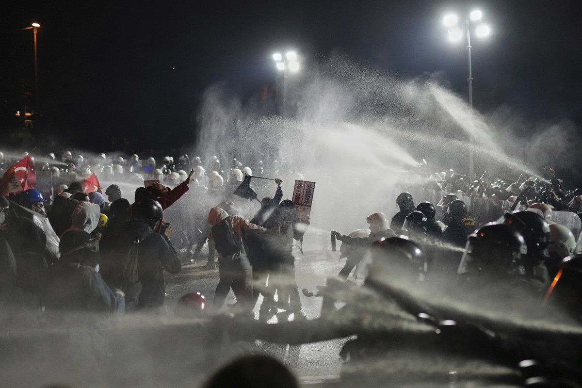 Riot police officers clash with protesters during a protest after Istanbul's Mayor Ekrem Imamoglu was arrested and sent to prison, in Istanbul, Turkey, Sunday, March 23, 2025. (AP Photo/Francisco ...