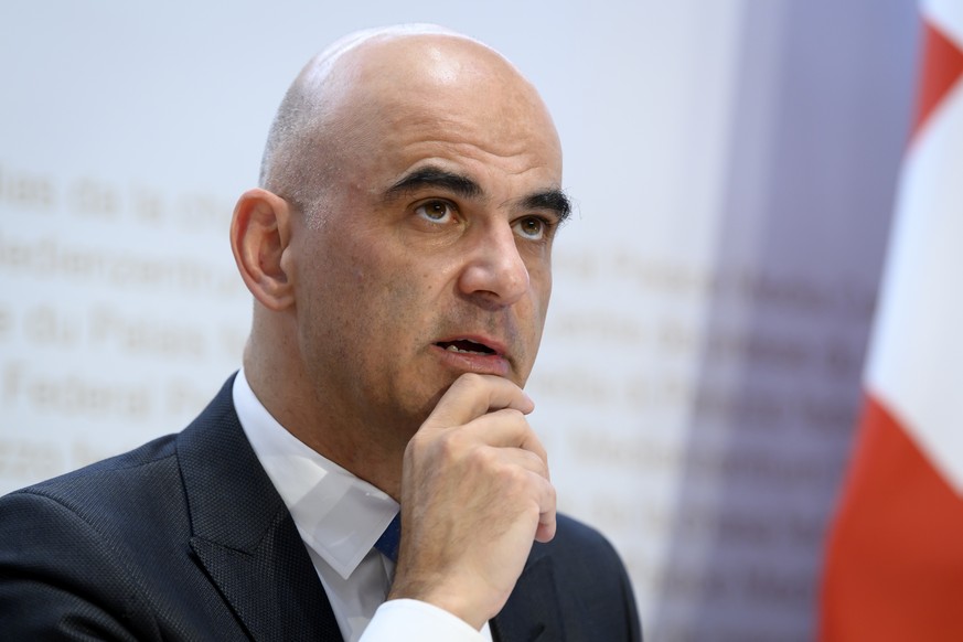 Bundesrat Alain Berset, spricht waehrend einer Medienkonferenz des Bundesrates, am Mittwoch, 11. November 2020, im Medienzentrum Bundeshaus in Bern. (KEYSTONE/Anthony Anex)