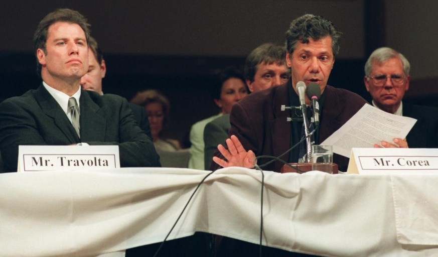 John Travolta (links) und Musiker Chick Corea verteidigen 1997 bei einem Hearing ihre Sekte Scientology.