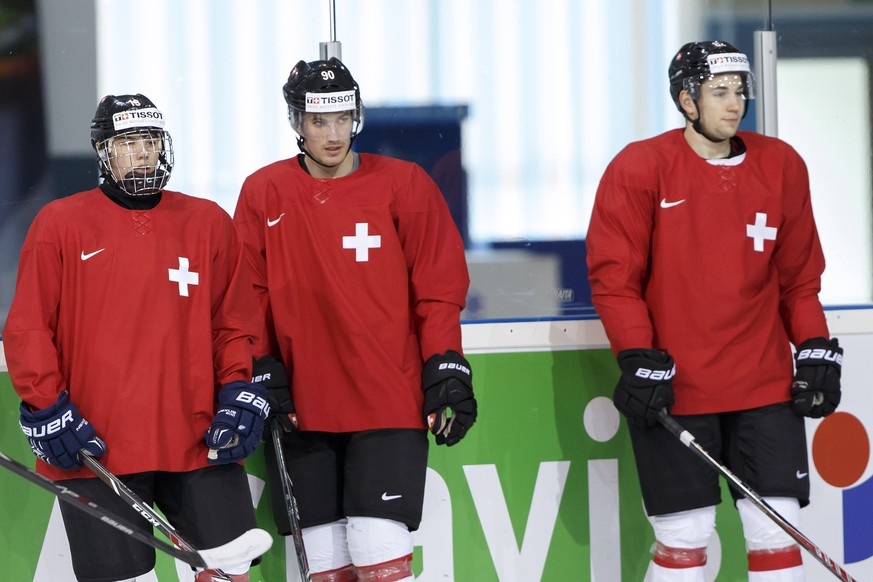 Switzerland&#039;s players Kevin Fiala, left, Roman Josi, centre, and Simon Moser, right, wait during a training session, at the 2014 IIHF Ice Hockey World Championships, in Minsk, Belarus, Thursday,  ...