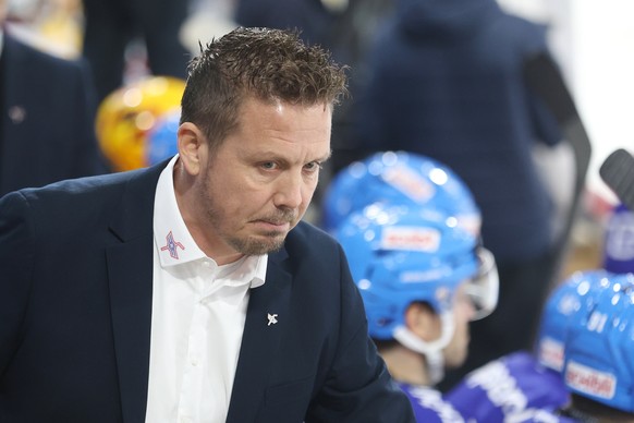 Head Coach Lauri Marjamaeki (Kloten) waehrend dem Qualifikationsspiel der Eishockey-Meisterschaft der National League zwischen den Teams EHC Kloten und den ZSC Lions am Samstag, 25. Oktober 2025, in K ...