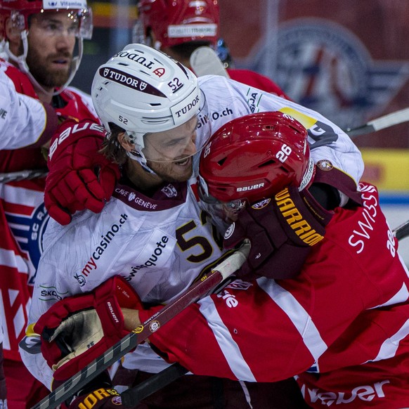 Geneve-Servette HC Stuermer Valtteri Filppula, 2. von rechts, gegen SC Rapperswil-Jona Lakers Verteidiger David Aebischer, rechts, waehrend dem Eishockey-Meisterschaftsspiel der National League zwisch ...