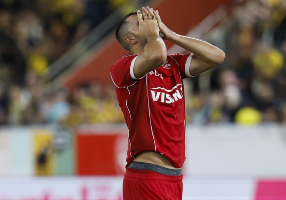 Die enttaeuschten Layton Stewart (FCT) und Trainer Gian-Luca Privitelli (FCT) nach dem Super League Spiel zwischen dem FC Thun und dem BSC Young Boys, am Samstag, 1. August 2026 im Visana Stadion in T ...